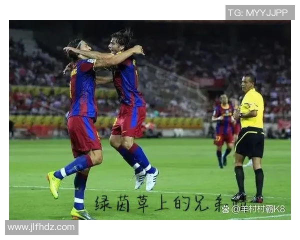 踢足球好像在绿茵场上追逐梦想与友谊的完美结合